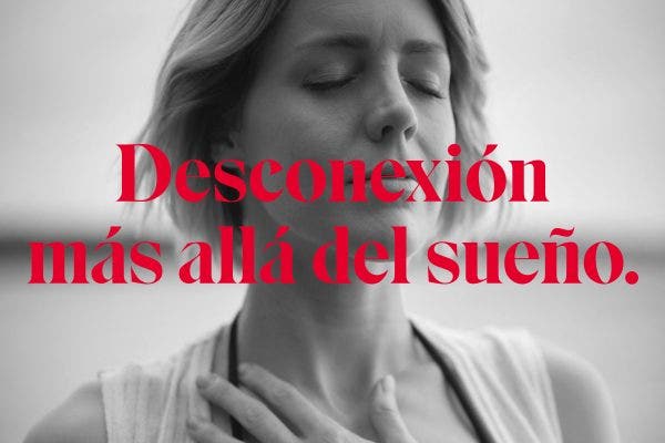 Mujer relajada con los ojos cerrados