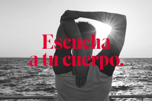 persona haciendo ejercicio en el mar