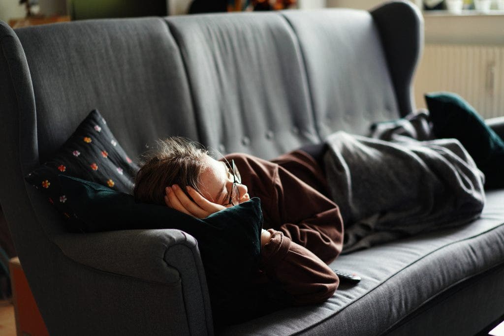 Mujer echándose la siesta