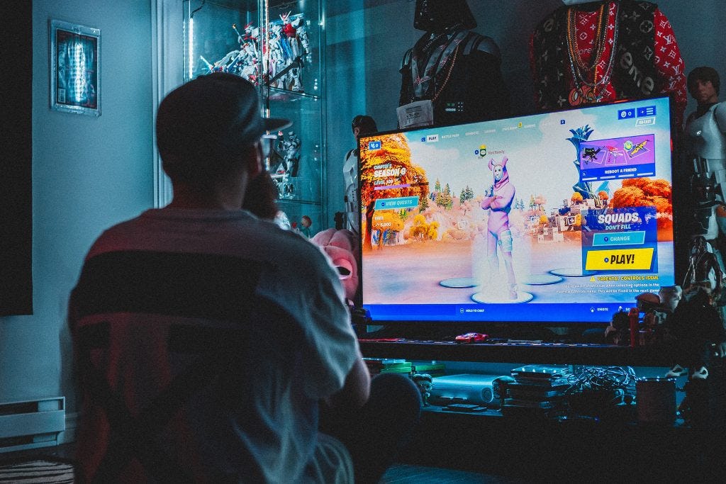 Homem jogando videojogos à noite